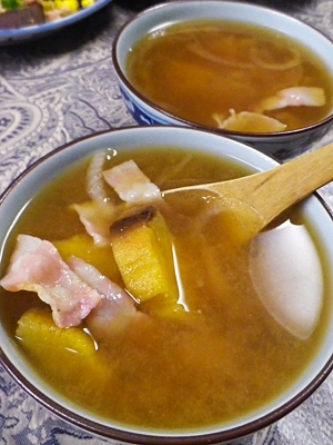 焼き芋とベーコンの味噌汁
