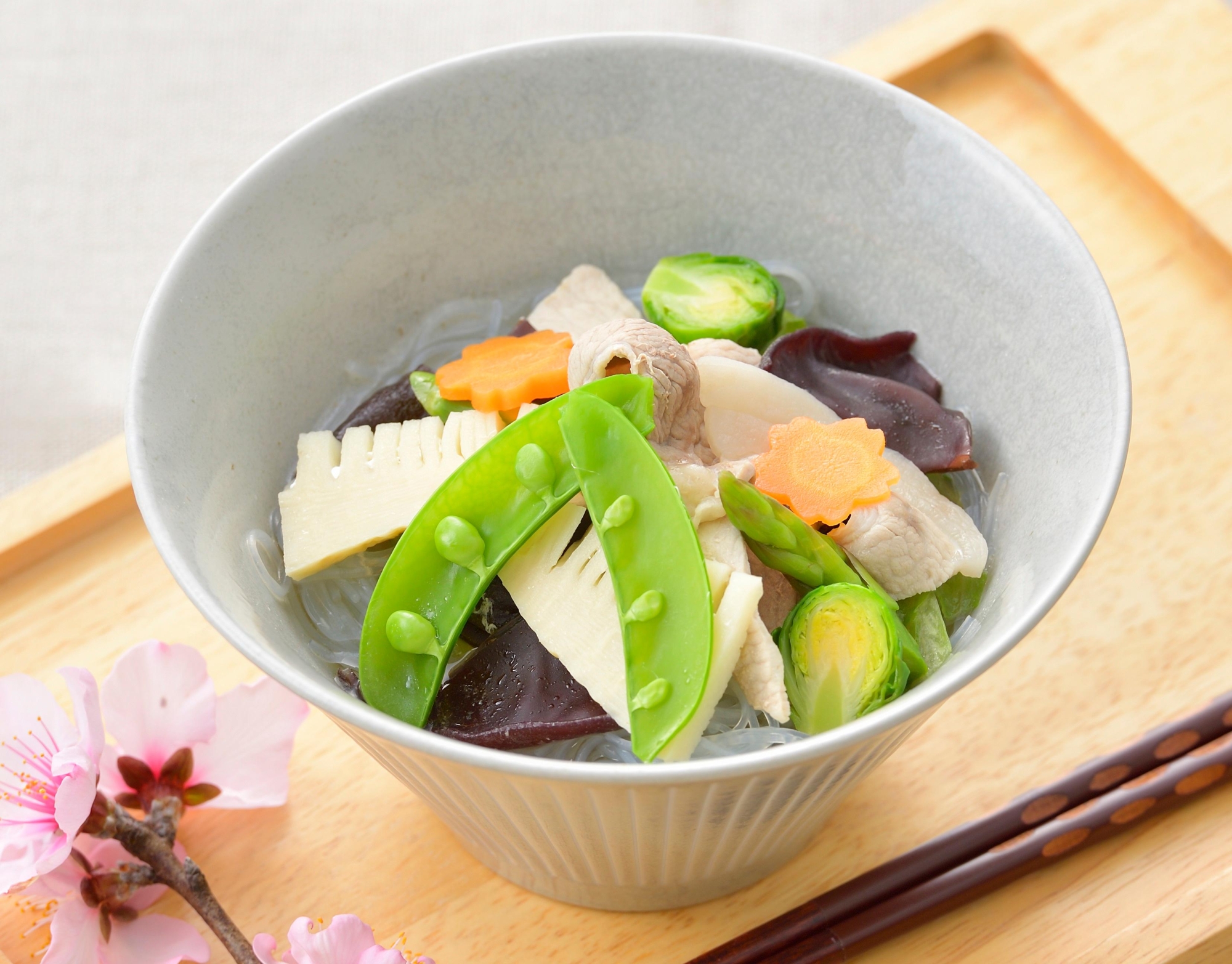 お椀に注がれたスナップえんどうと豚こま肉の春雨スープ