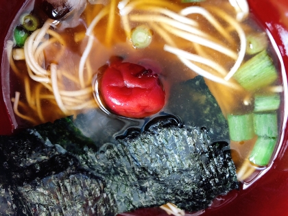 山葵がツーン　梅干しと刻み海苔の素麺