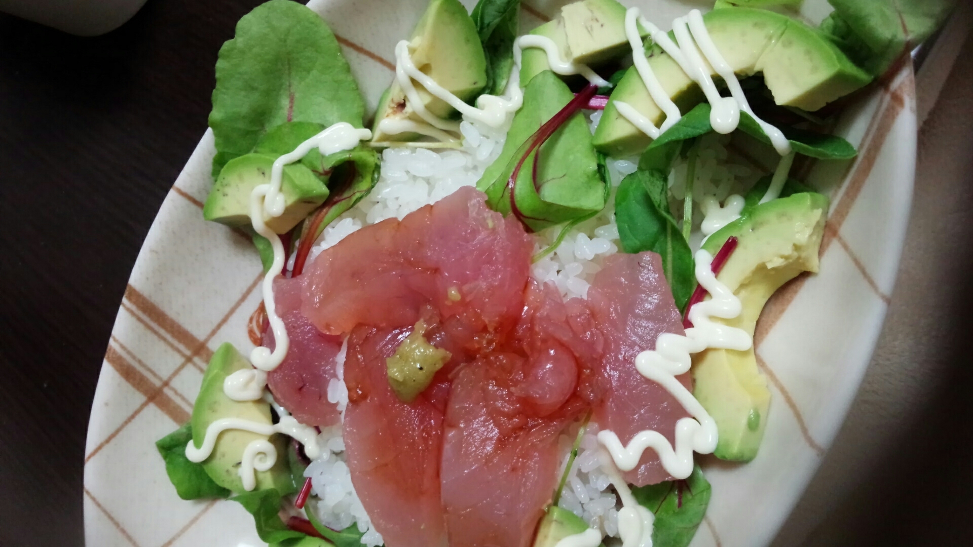 マグロとアボカドのサラダ丼