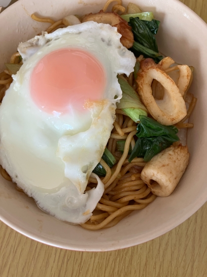焼きそばの目玉焼きのせ