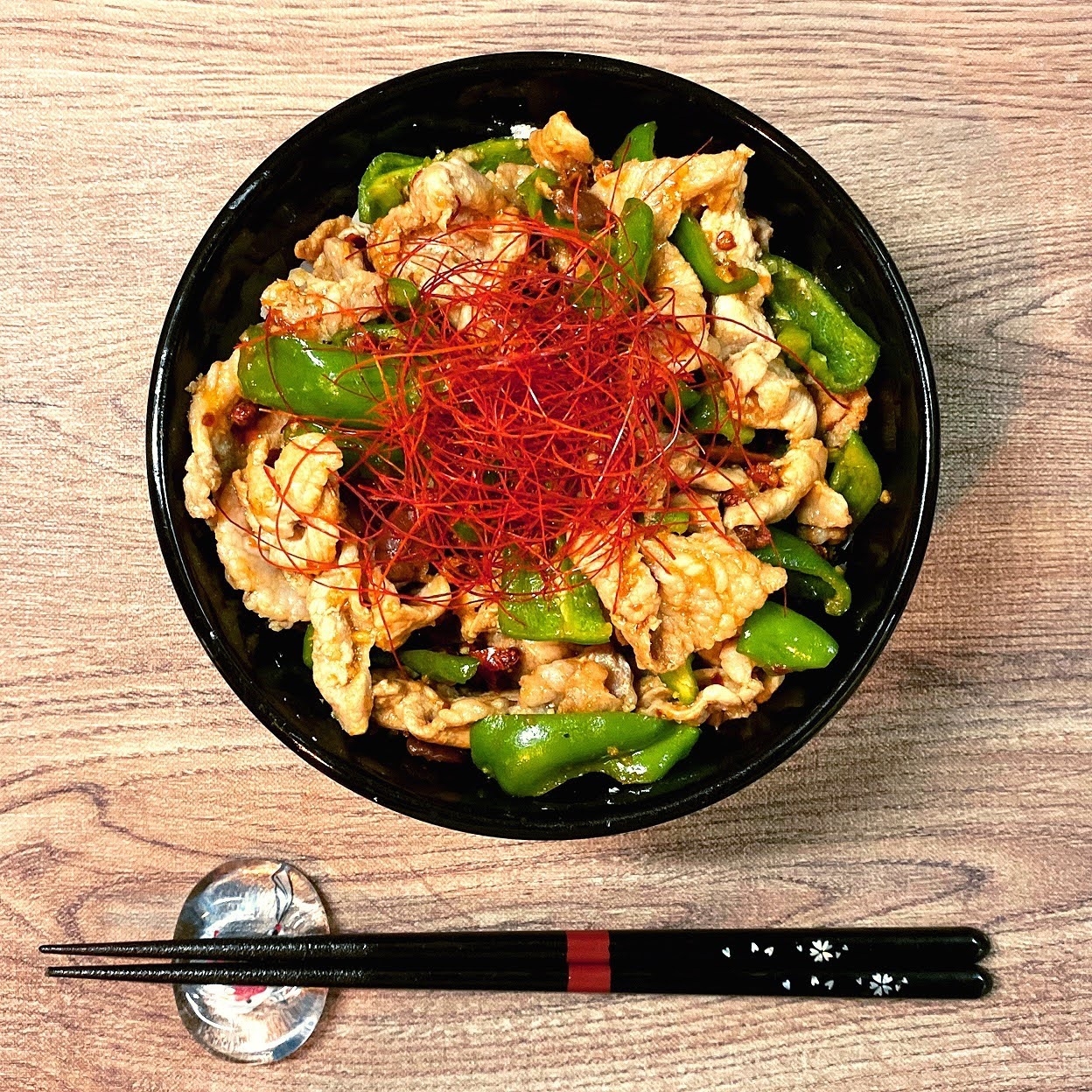 低糖質！豚肉とピーマンの辛味噌炒め丼！