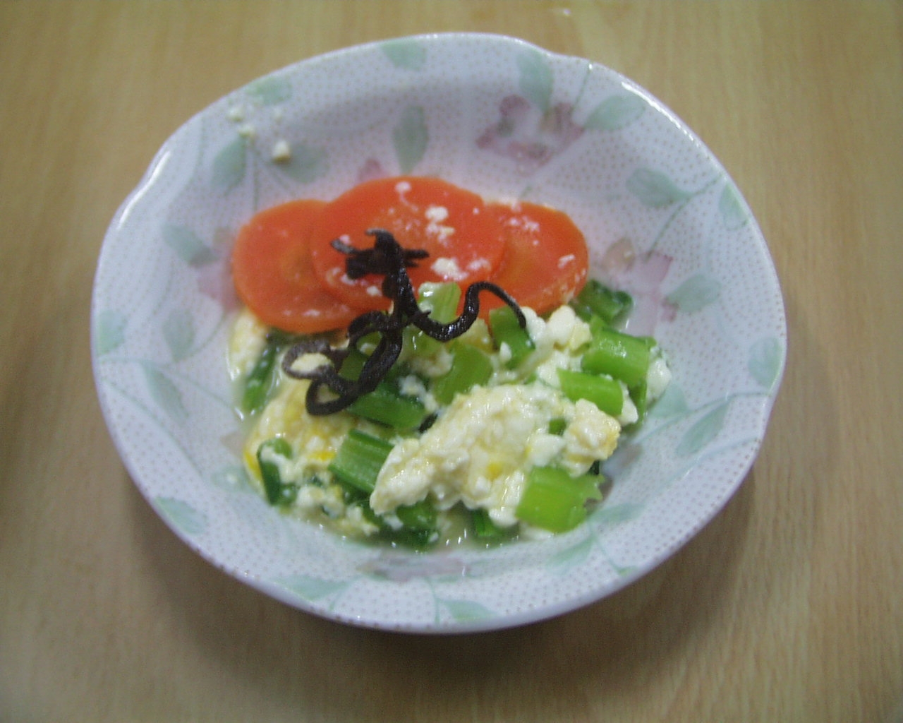 小松菜、豆腐、たまご、にんじん、塩昆布の添え物
