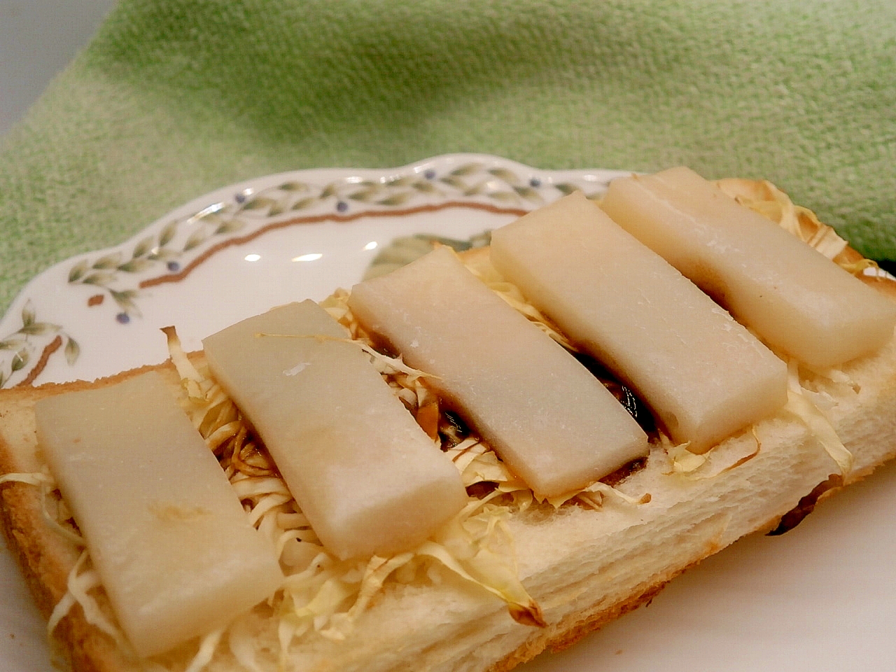 お餅とキャベツの甜麺醤（テンメンジャン）トースト