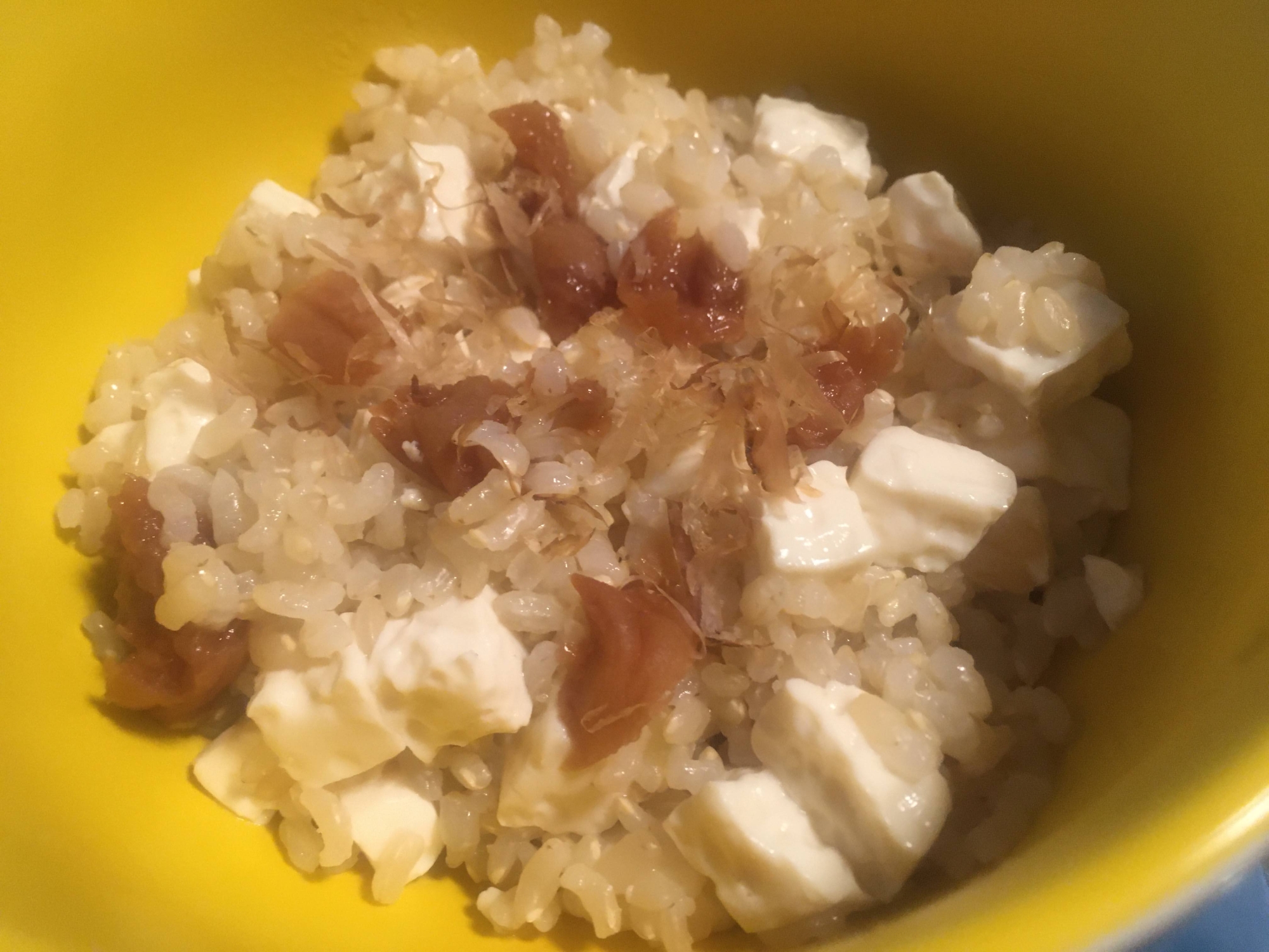 豆腐と梅干の玄米炊き込みご飯、かつお節掛け
