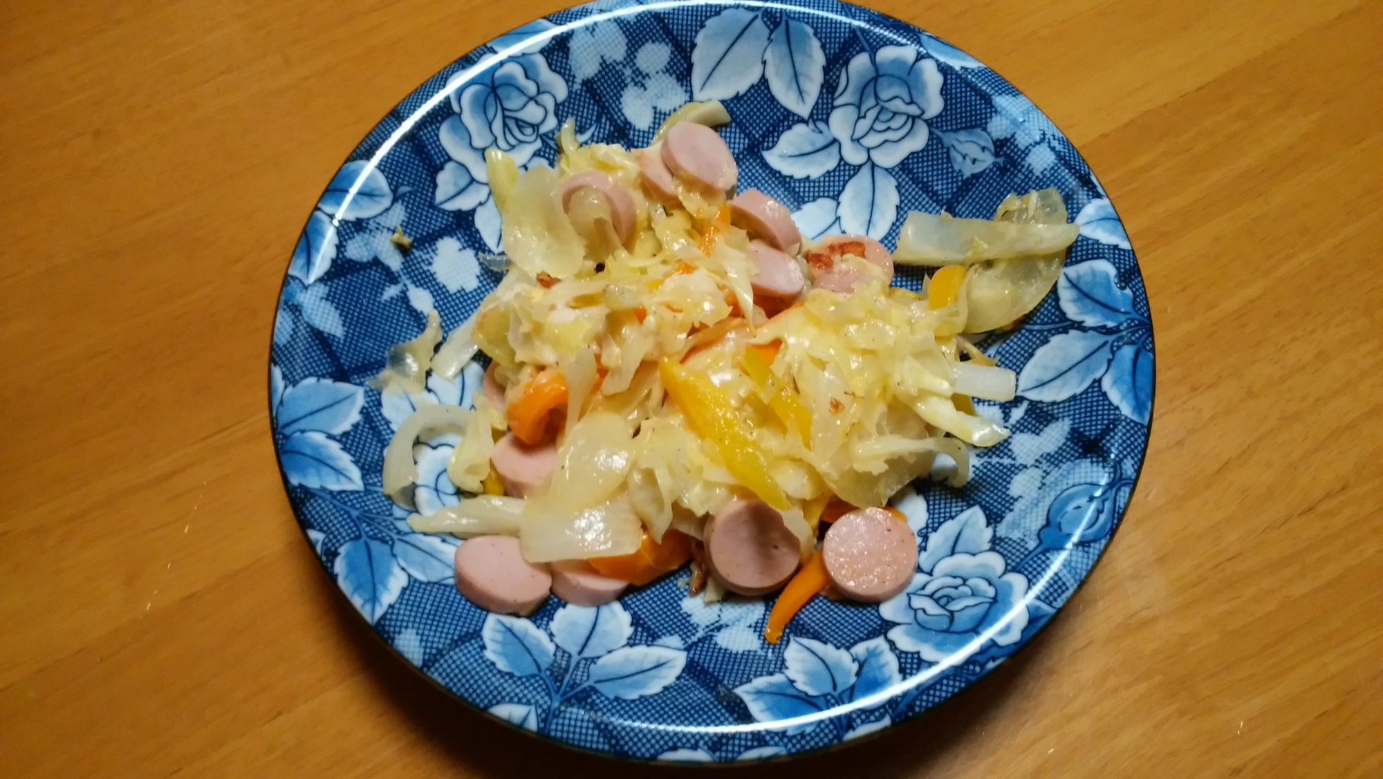 せん切り野菜と魚肉ソーセージのチーズ炒め