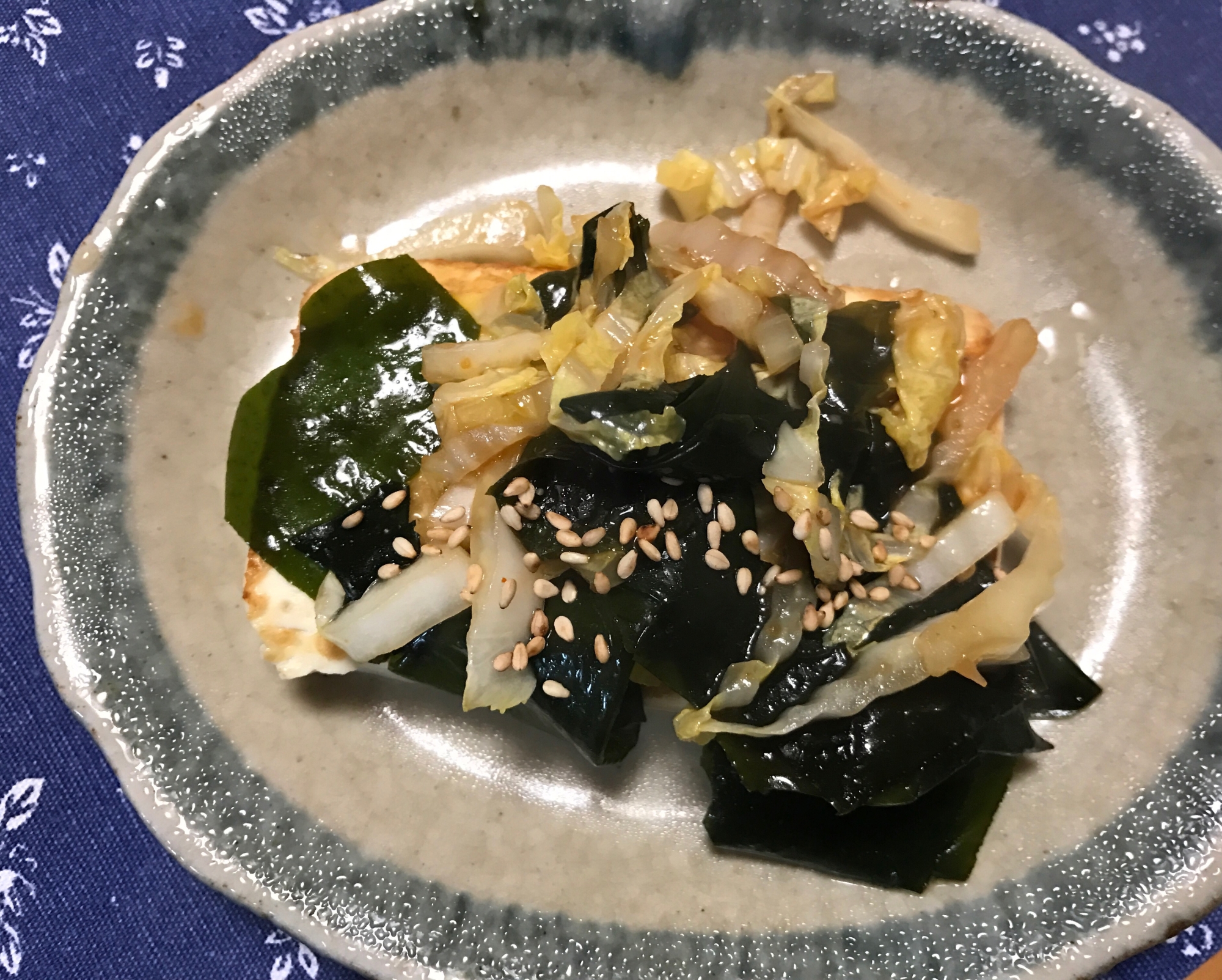 豆腐ステーキ白菜豆腐ワカメの焼肉だれがけ