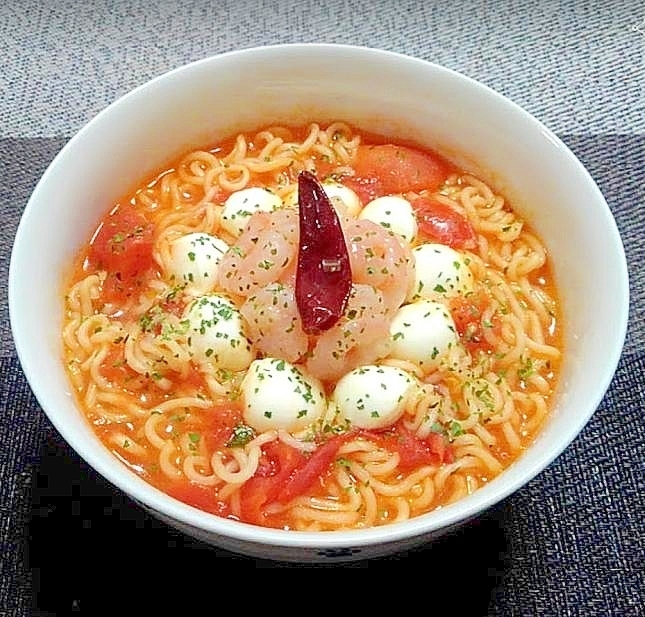 モッツァレラチーズとむき海老のトマト缶塩ラーメン