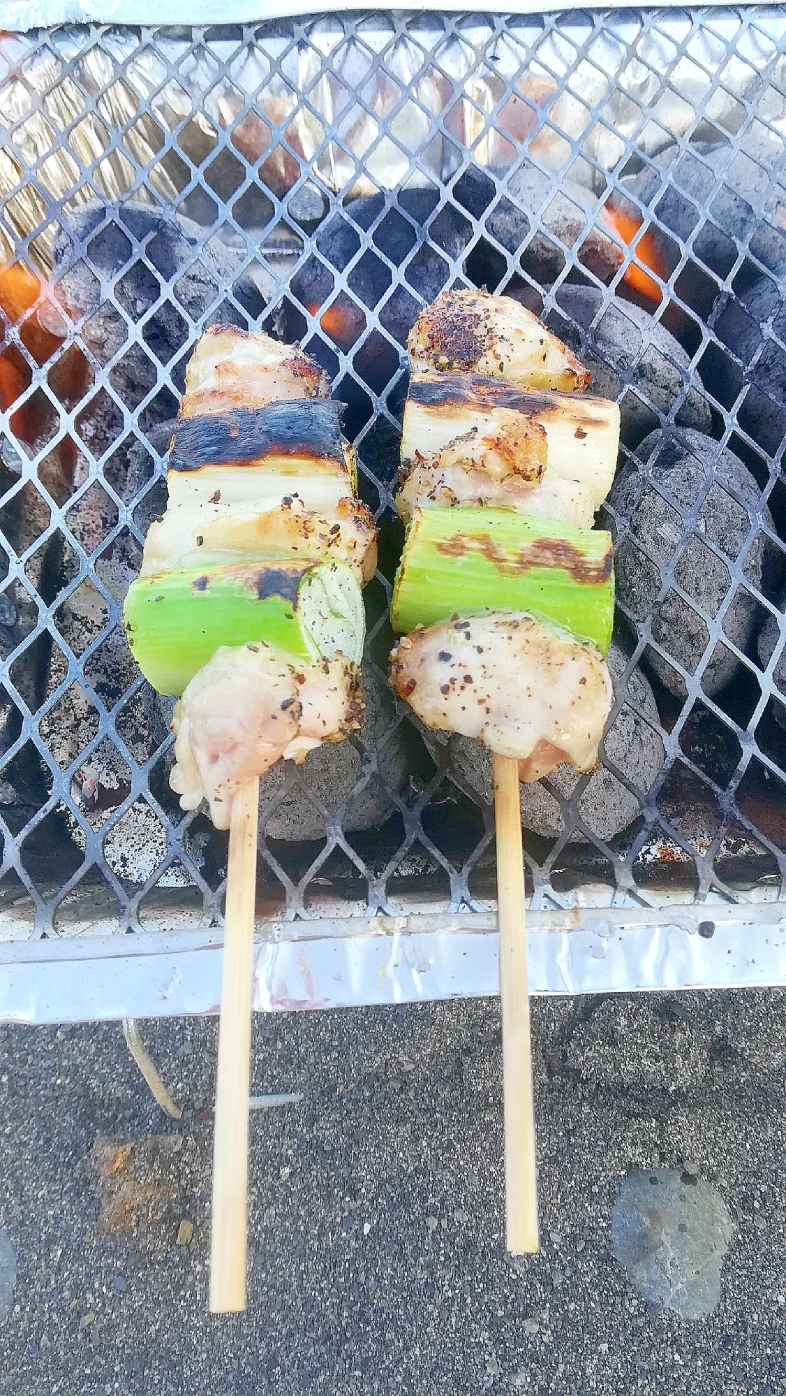 ごま油香る♪長ネギと鶏もも肉の炭火串焼き