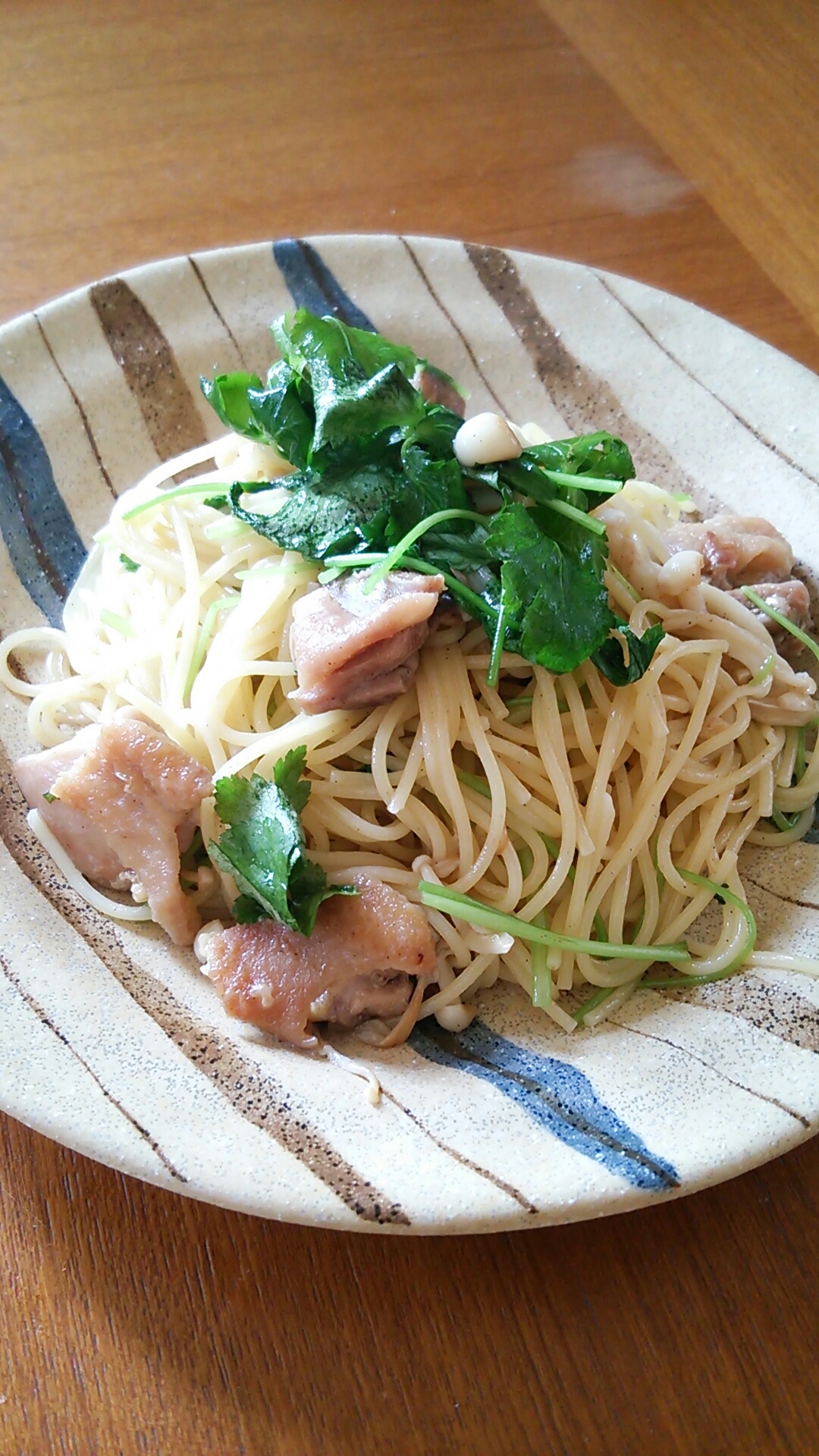 親鶏と三つ葉、ブナピーの和風パスタ