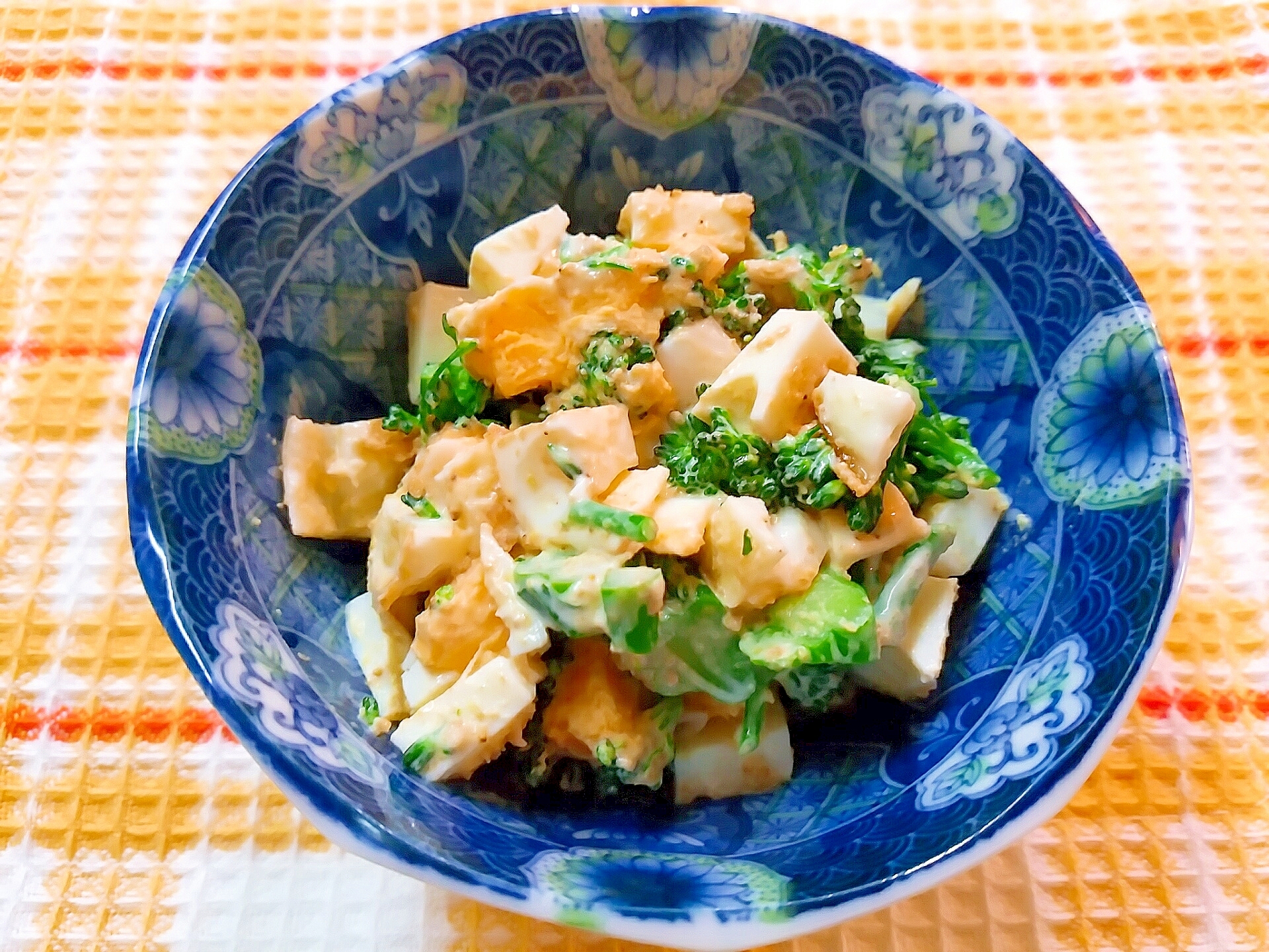 目玉焼きとブロッコリーのごまマヨ和え