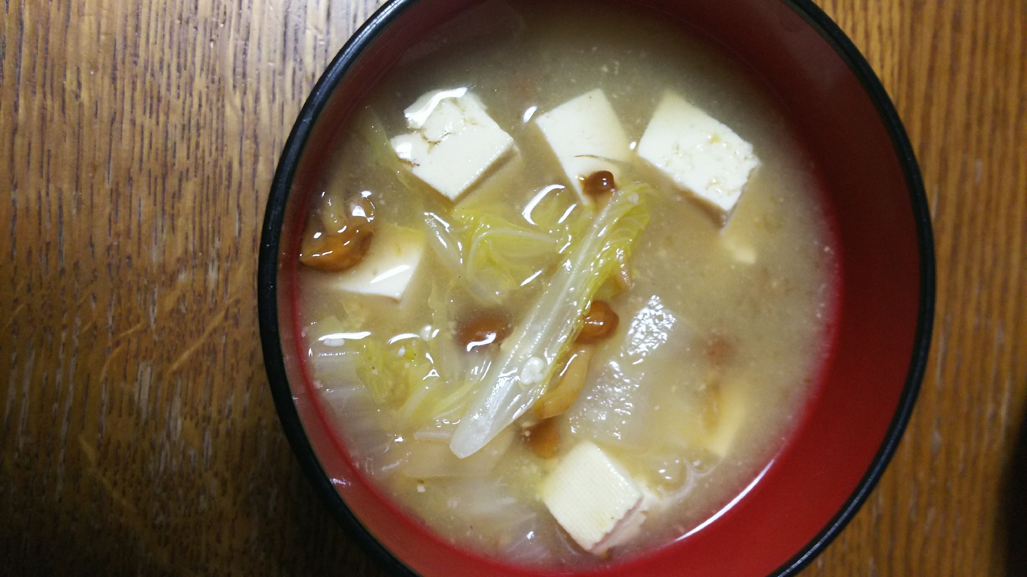 なめこと白菜と豆腐のお味噌汁