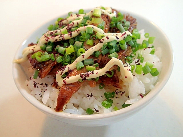 ゆかりマヨで　さんま蒲焼と葱のご飯