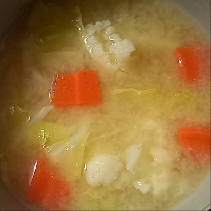 にんじん・キャベツ・カリフラワー・油揚げの味噌汁