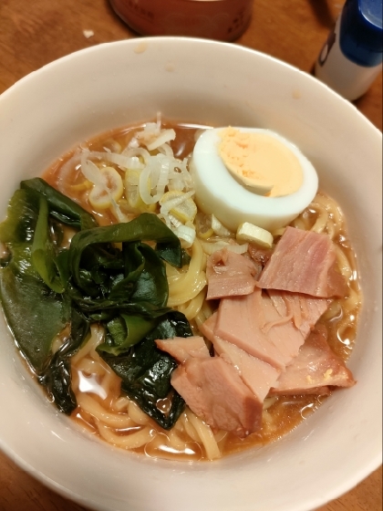 焼豚と茹で卵とわかめと白ネギ入り味噌ラーメン