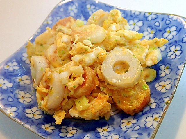 胡麻油で　竹輪と白葱のあおさ入り卵炒め