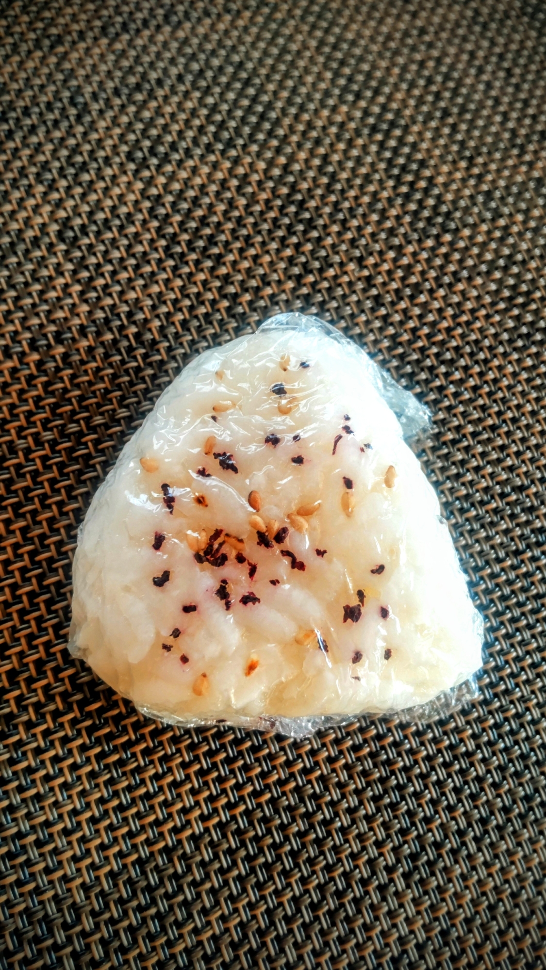 ゆかり白ゴマおかかの和風おにぎり