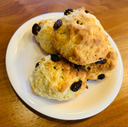 初めてスコーンを作りましたが、簡単で美味しくできました！次はチョコチップスコーンにしてみたいと思います。