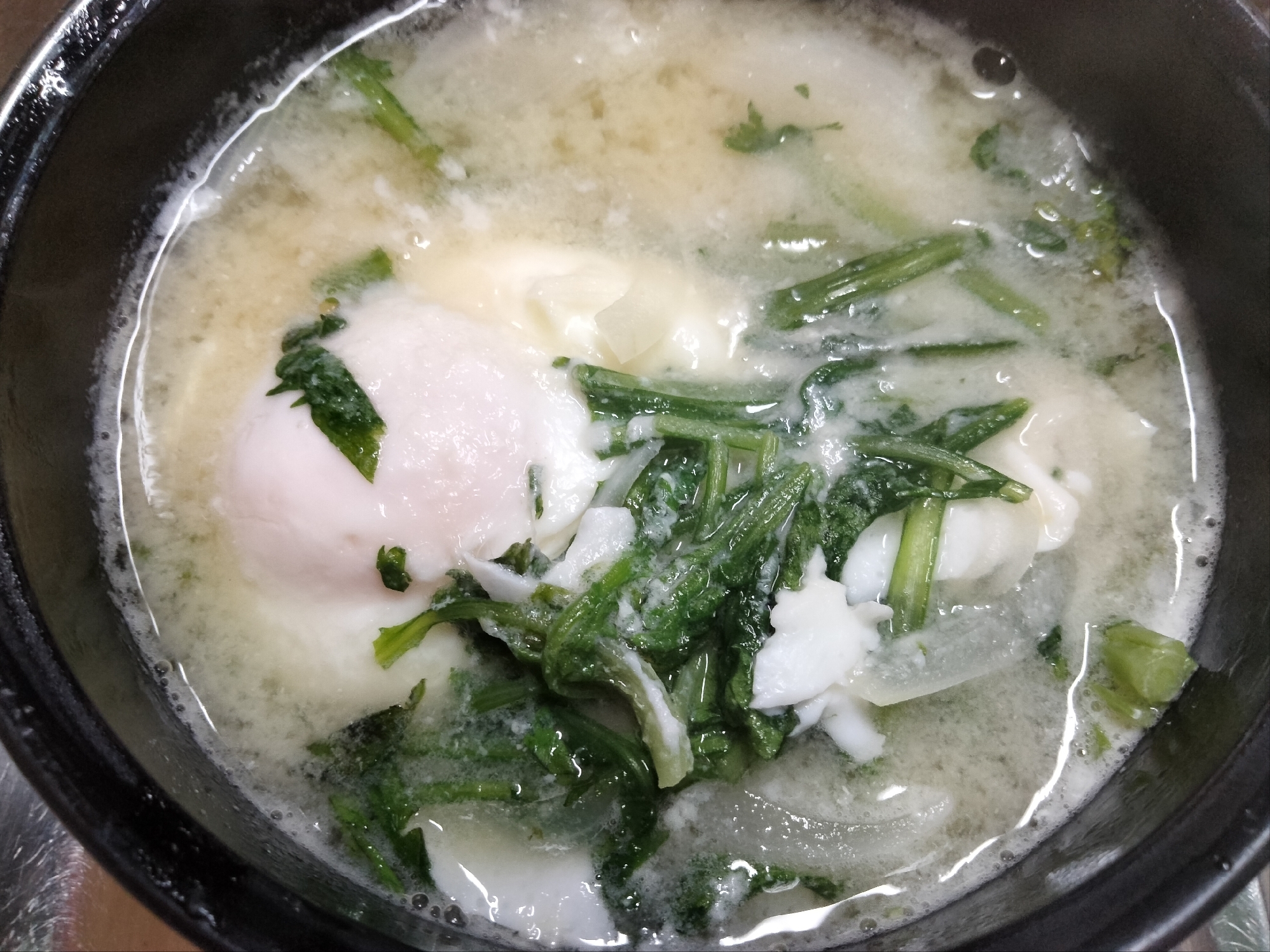 新玉ねぎと菊菜と卵の味噌汁