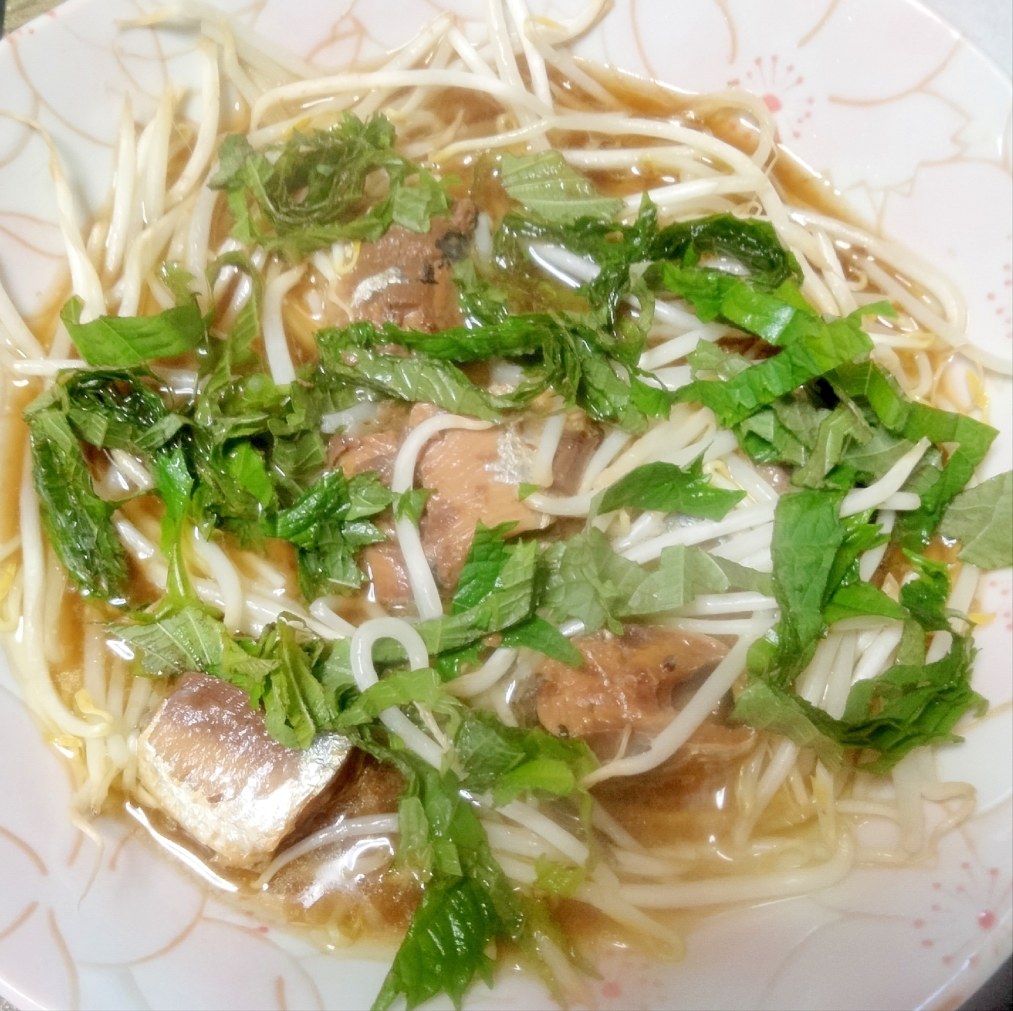 レンジで！モヤシとイワシの缶詰の香酢煮、シソ散らし