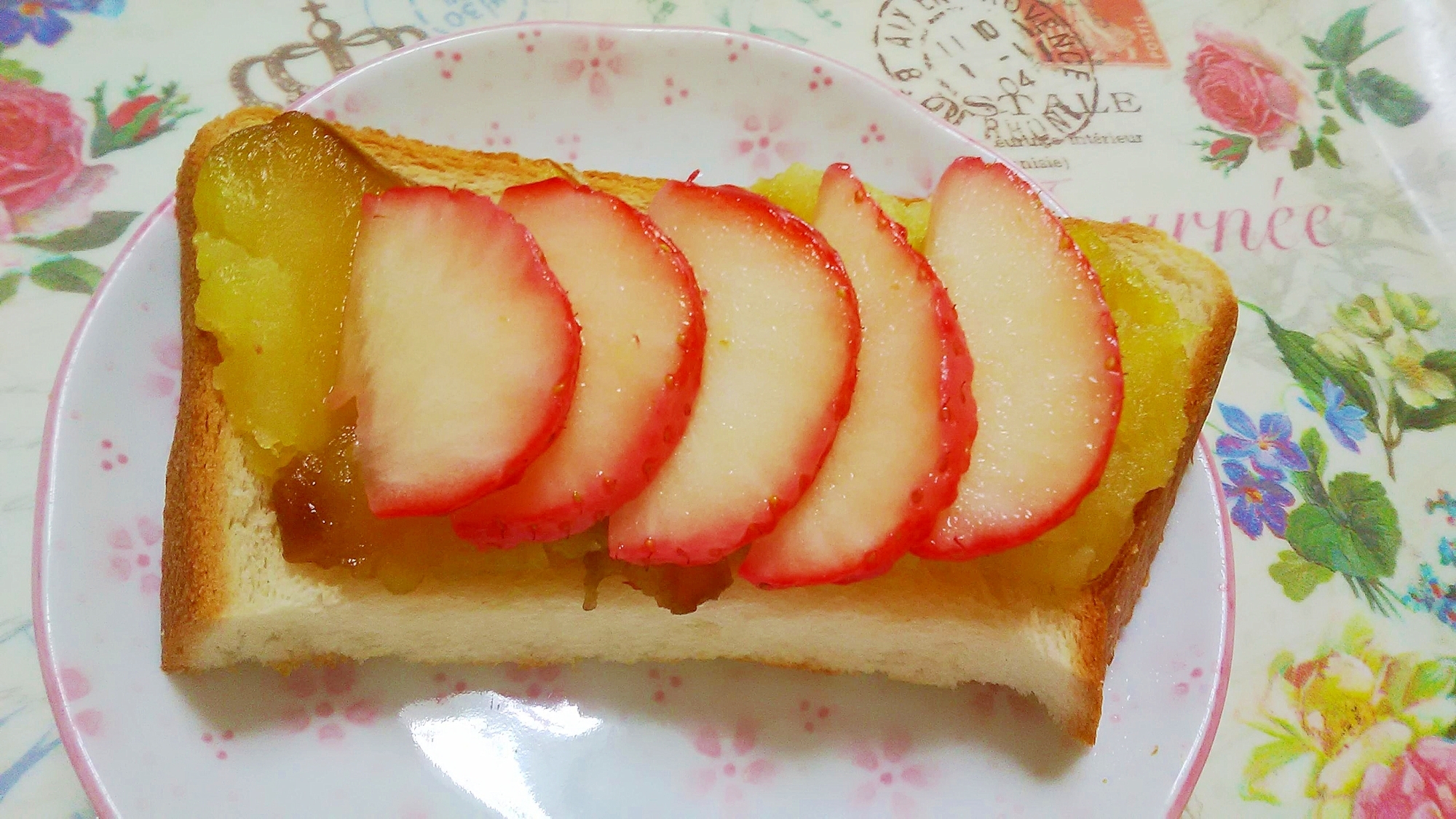 焼き芋といちごのトースト