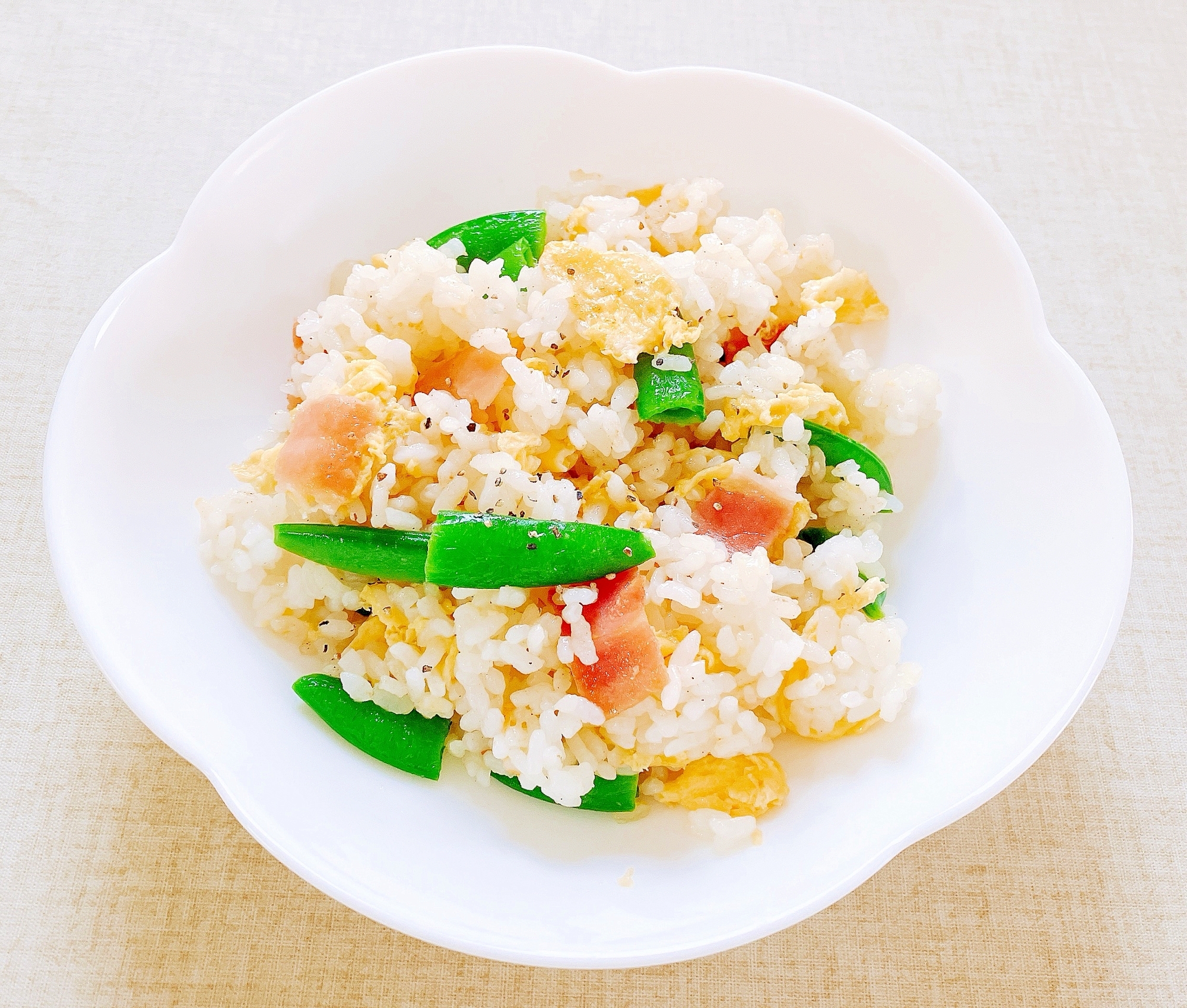 スナップエンドウとベーコンのチャーハン