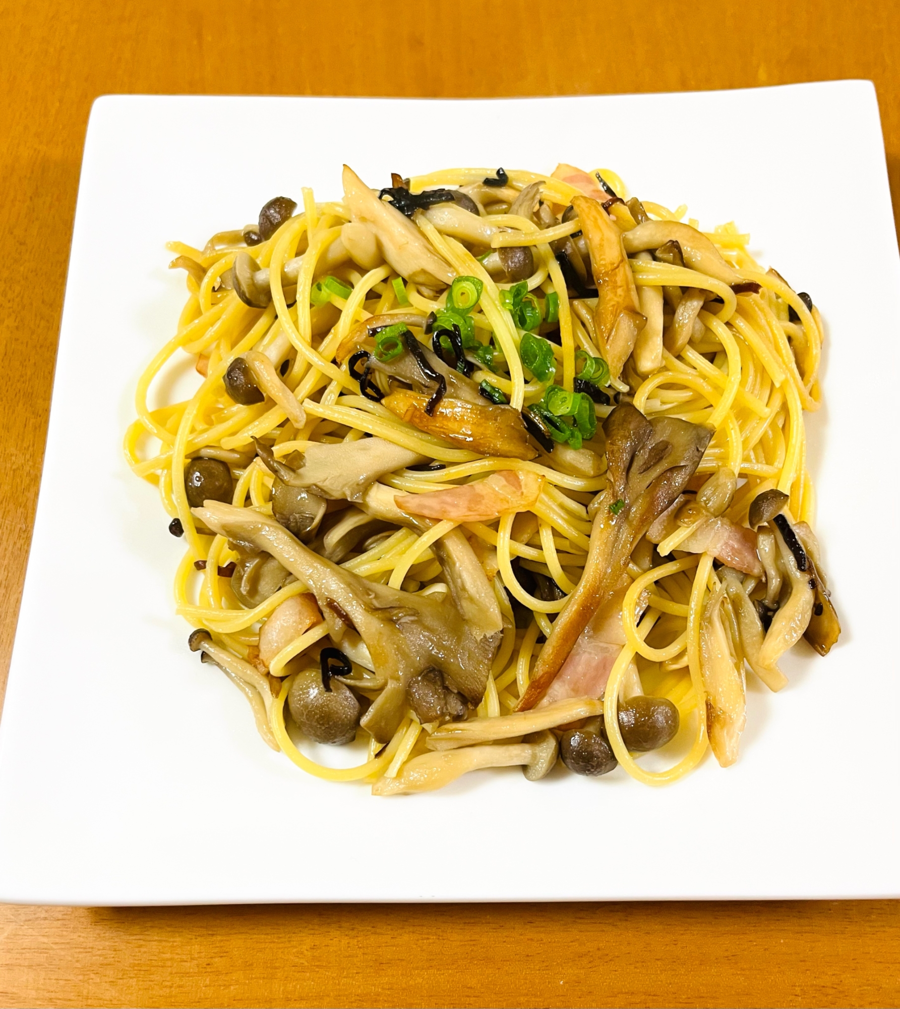 舞茸としめじのベーコン塩昆布パスタ