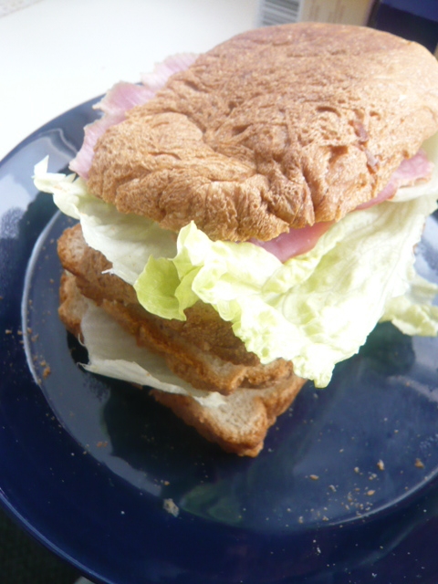 豪華な3段ハム・レタス・きゅうりサンドイッチ