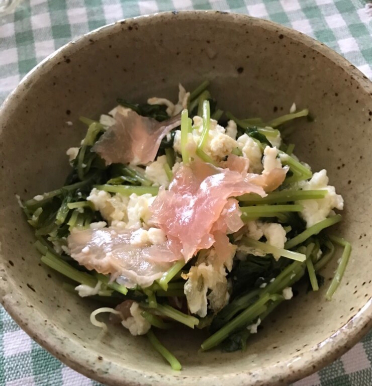 豆苗と生ハム、卵白の和え物