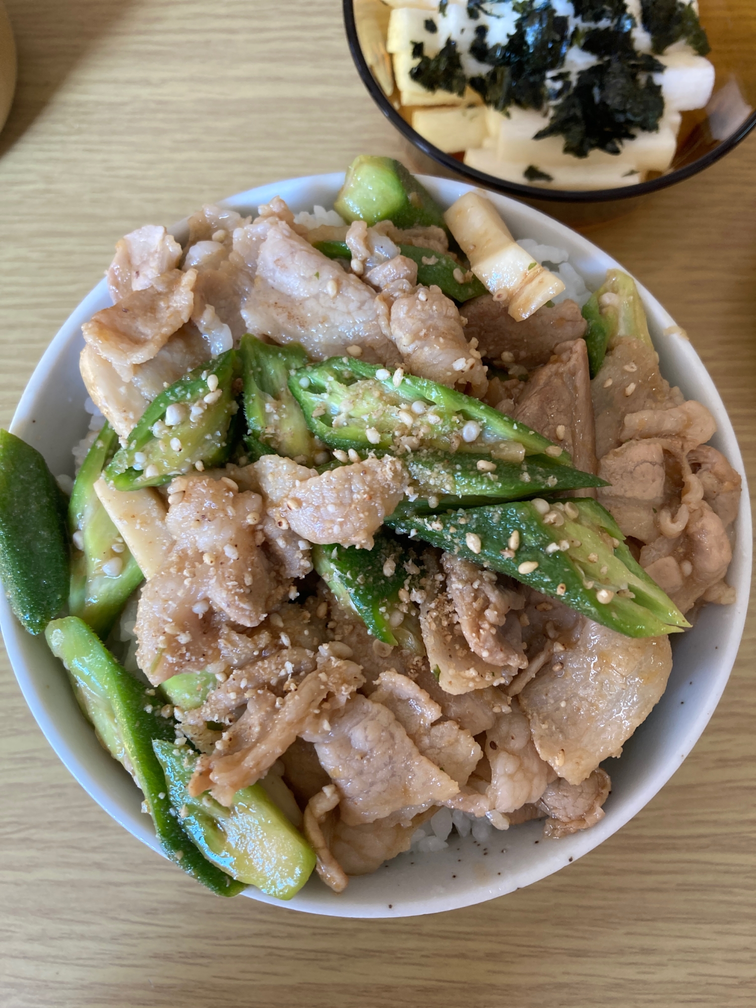 豚バラとオクラのスタミナ丼