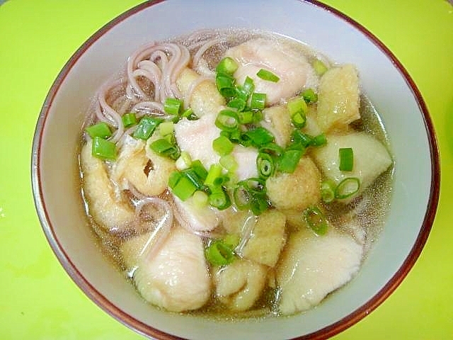 鶏むね肉と油揚げのあったかそば