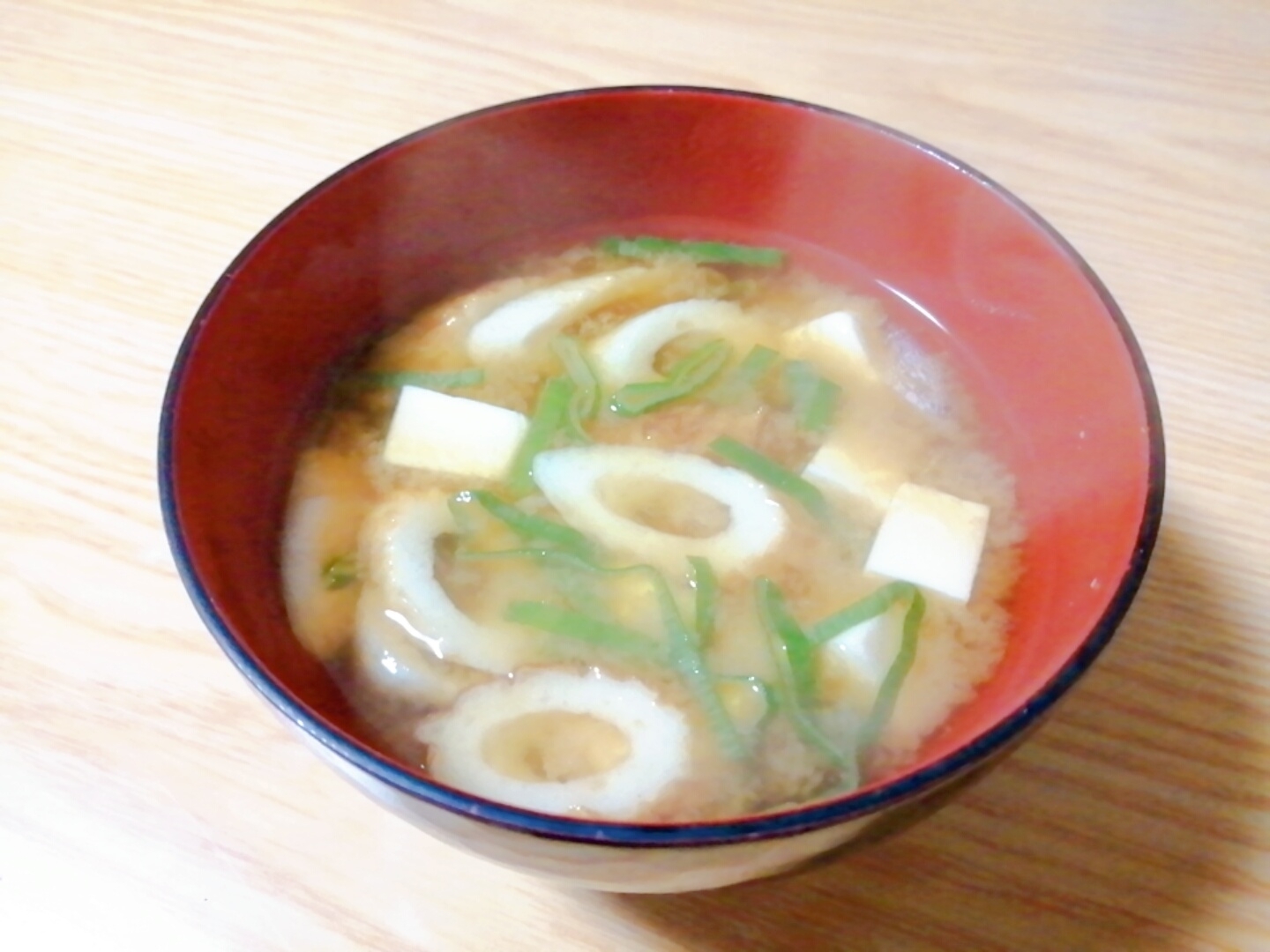 豆腐とちくわとねぎの味噌汁