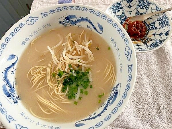 豚骨ラーメン味変用の赤い味噌玉
