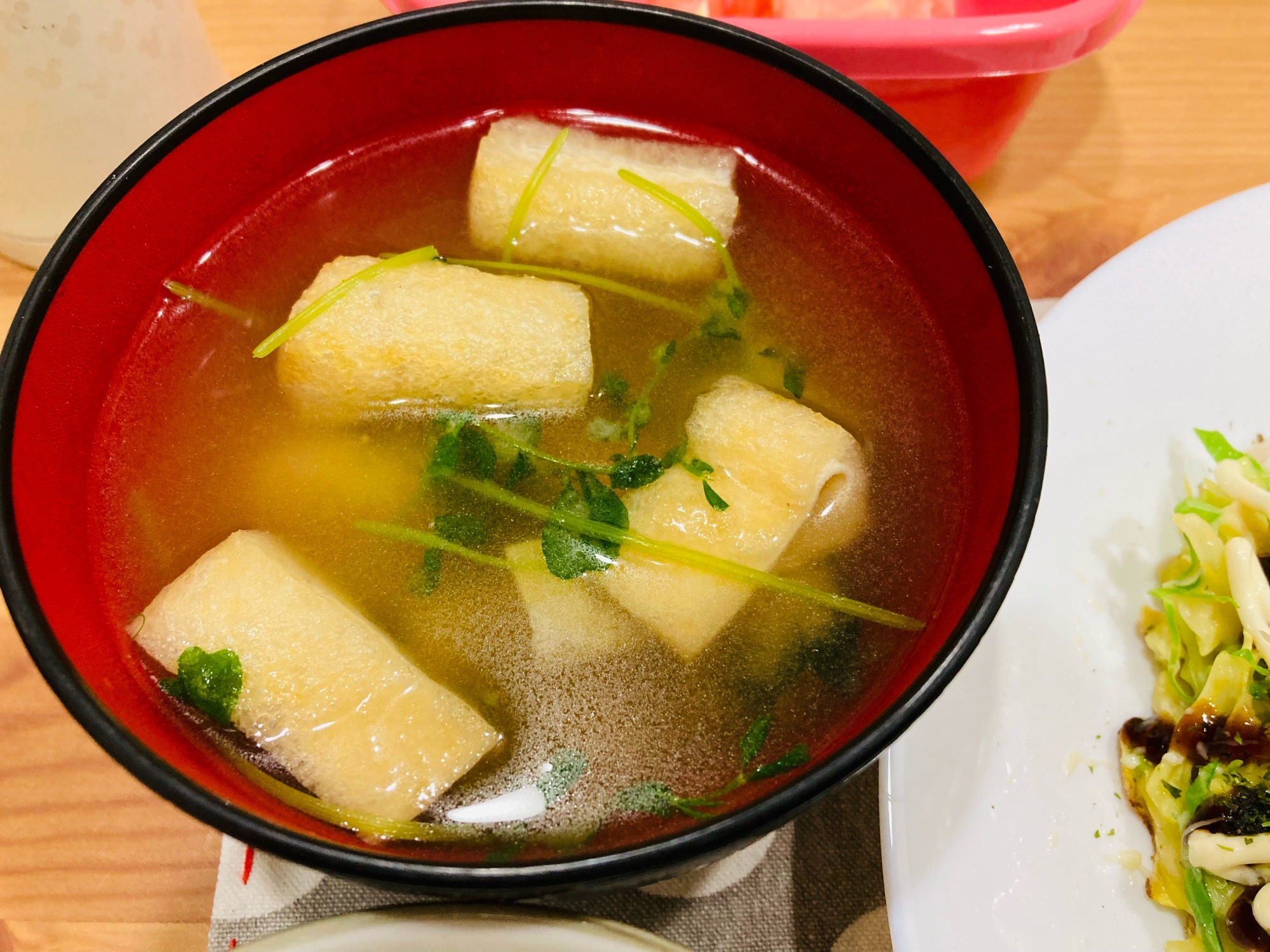 豆苗とわかめとあげの簡単お味噌汁