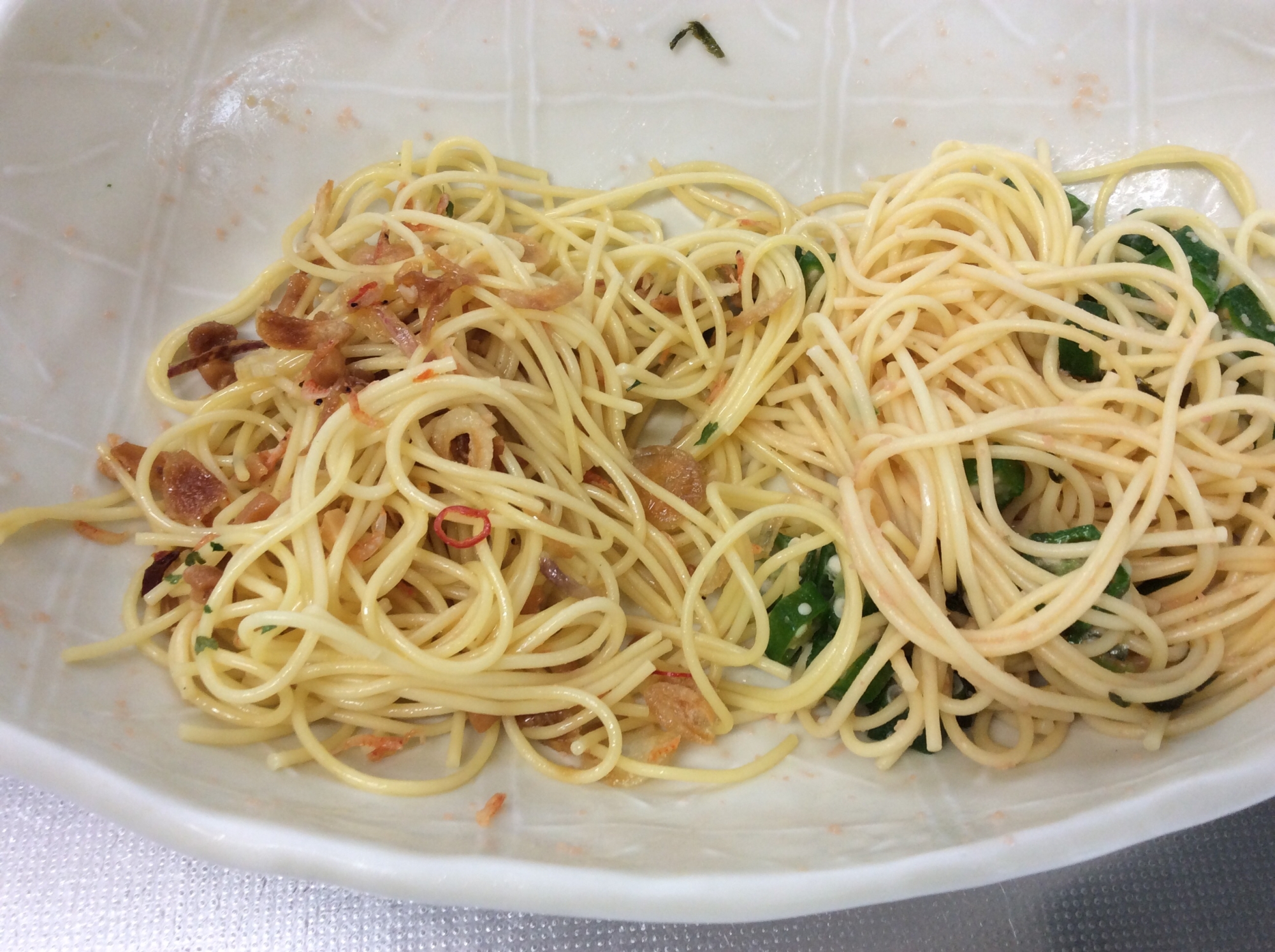 オクラと明太マヨネーズのスパゲティ(写真右)