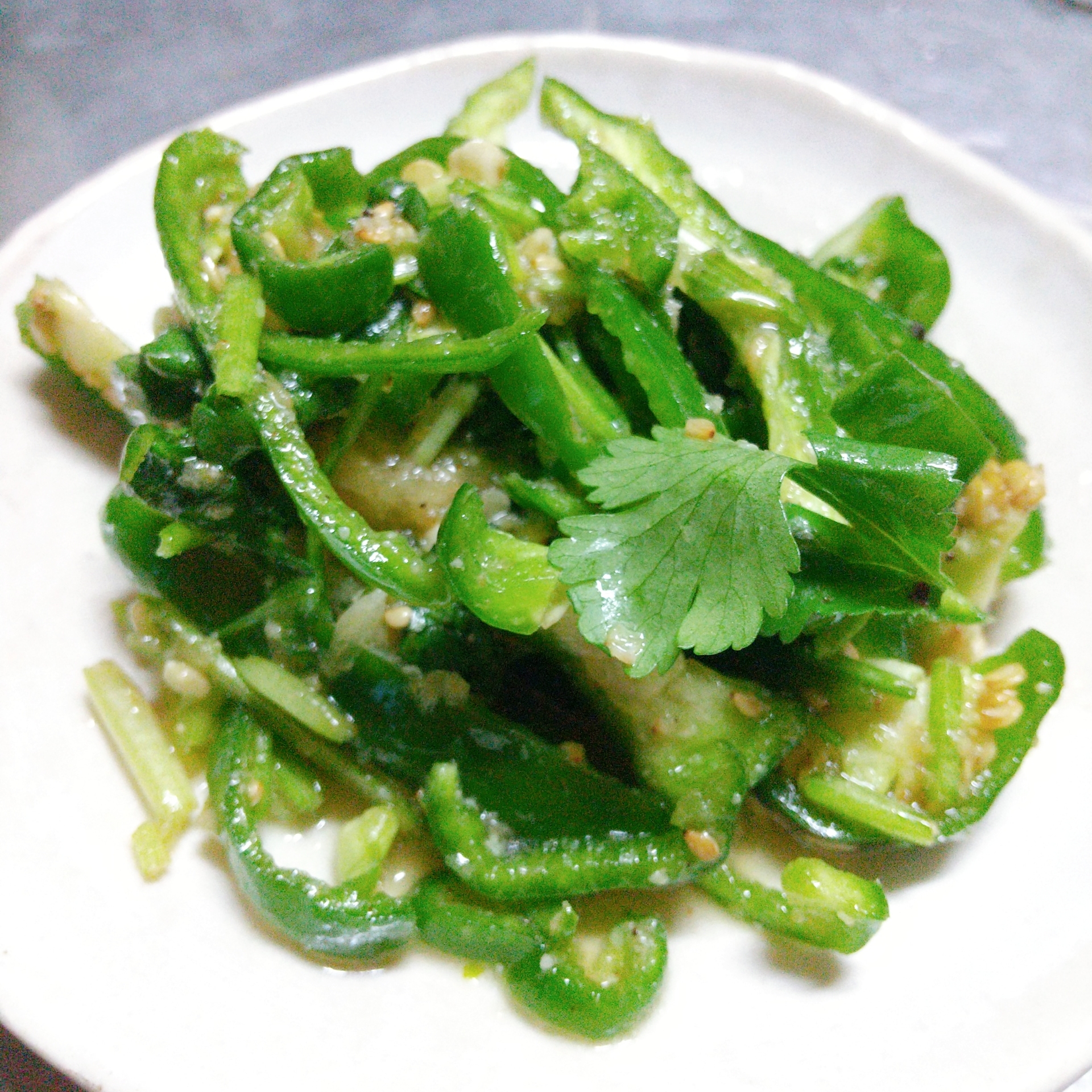 エスニック風♪生ピーマンとパクチーサラダ