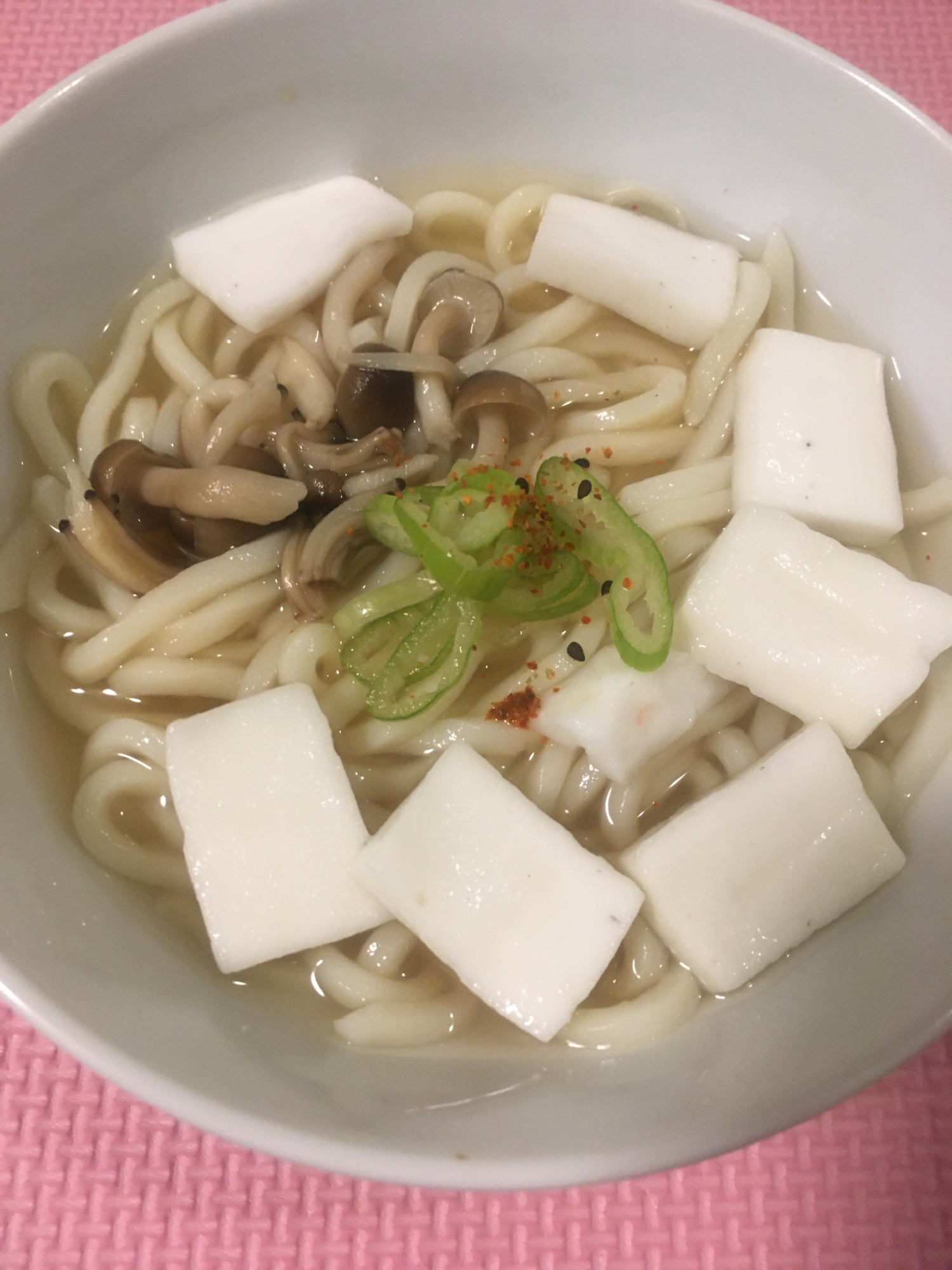 はんぺん、しめじの、かけうどん