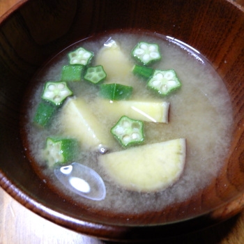 さつまいもとオクラの味噌汁