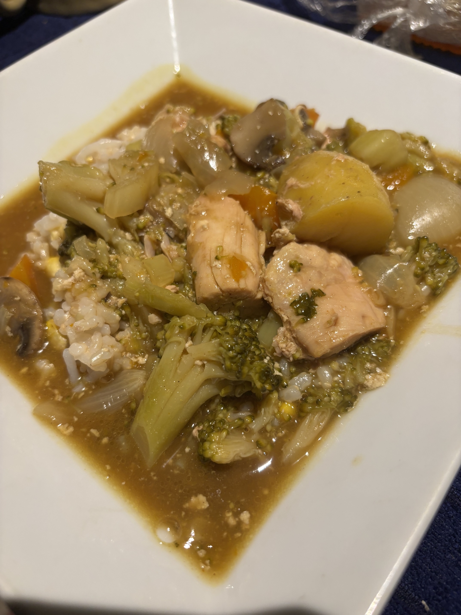 具沢山チキンカレー、コーンこんにゃくライスと共に