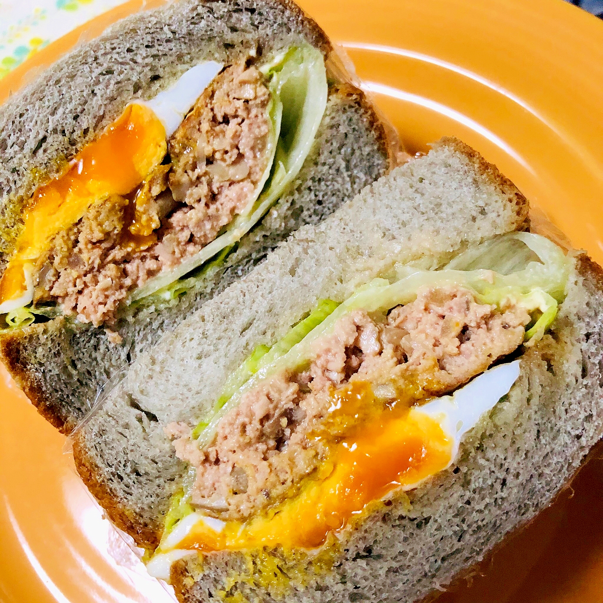 ハンバーグと目玉焼きを入れたサンドイッチ