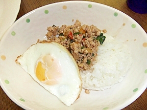 タイのごはん。お肉とバジルのチャーハン。