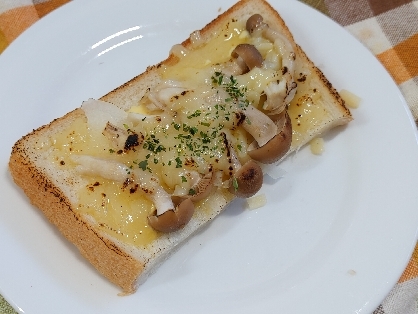 たまねぎとしめじのピザトースト