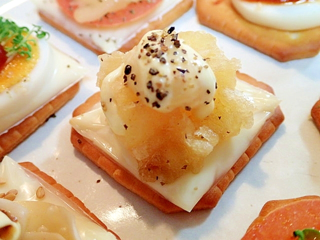 スライスチーズとえび天の洋風焼きクラッカー