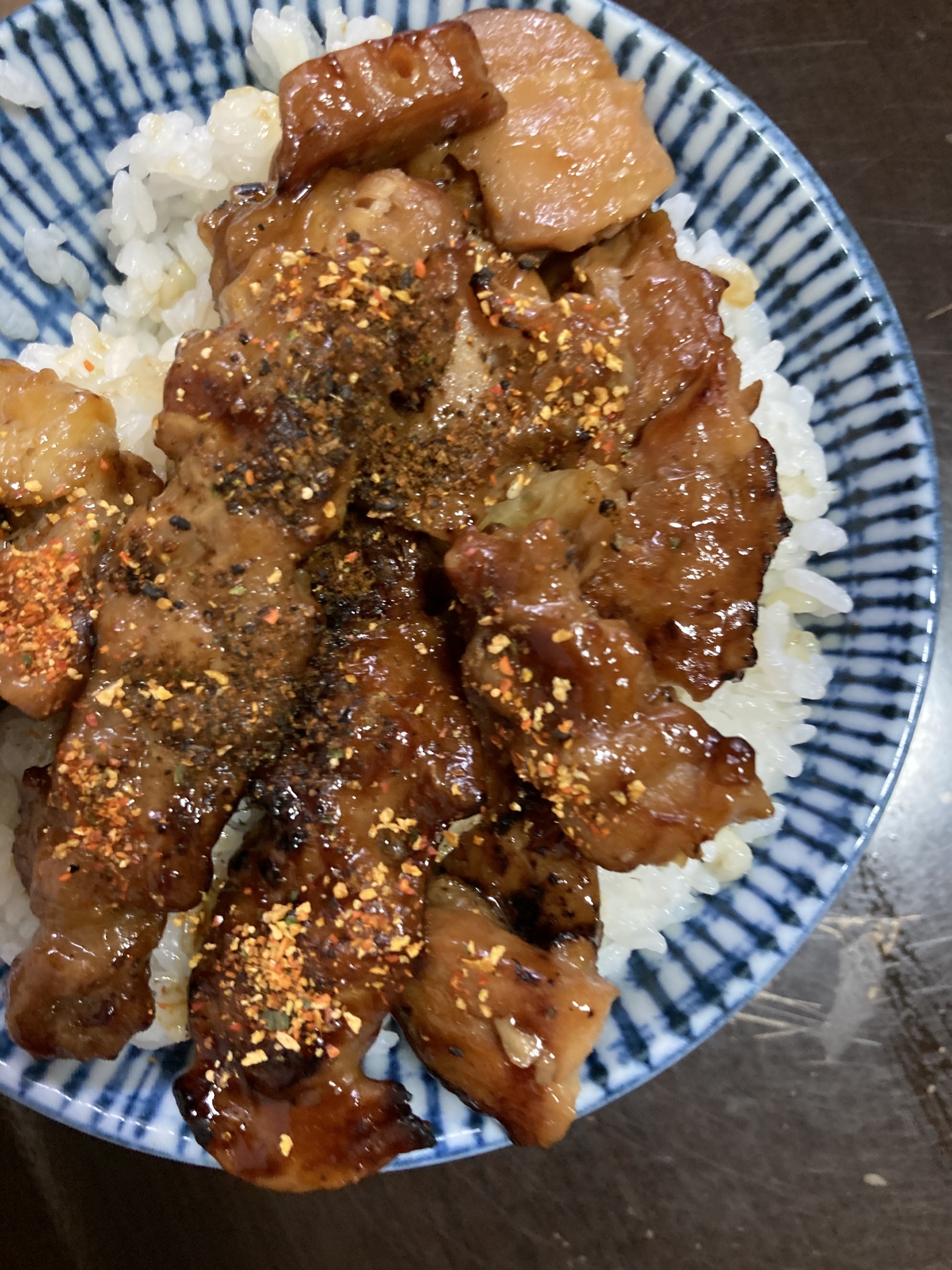 七味がけ甘辛鶏肉丼