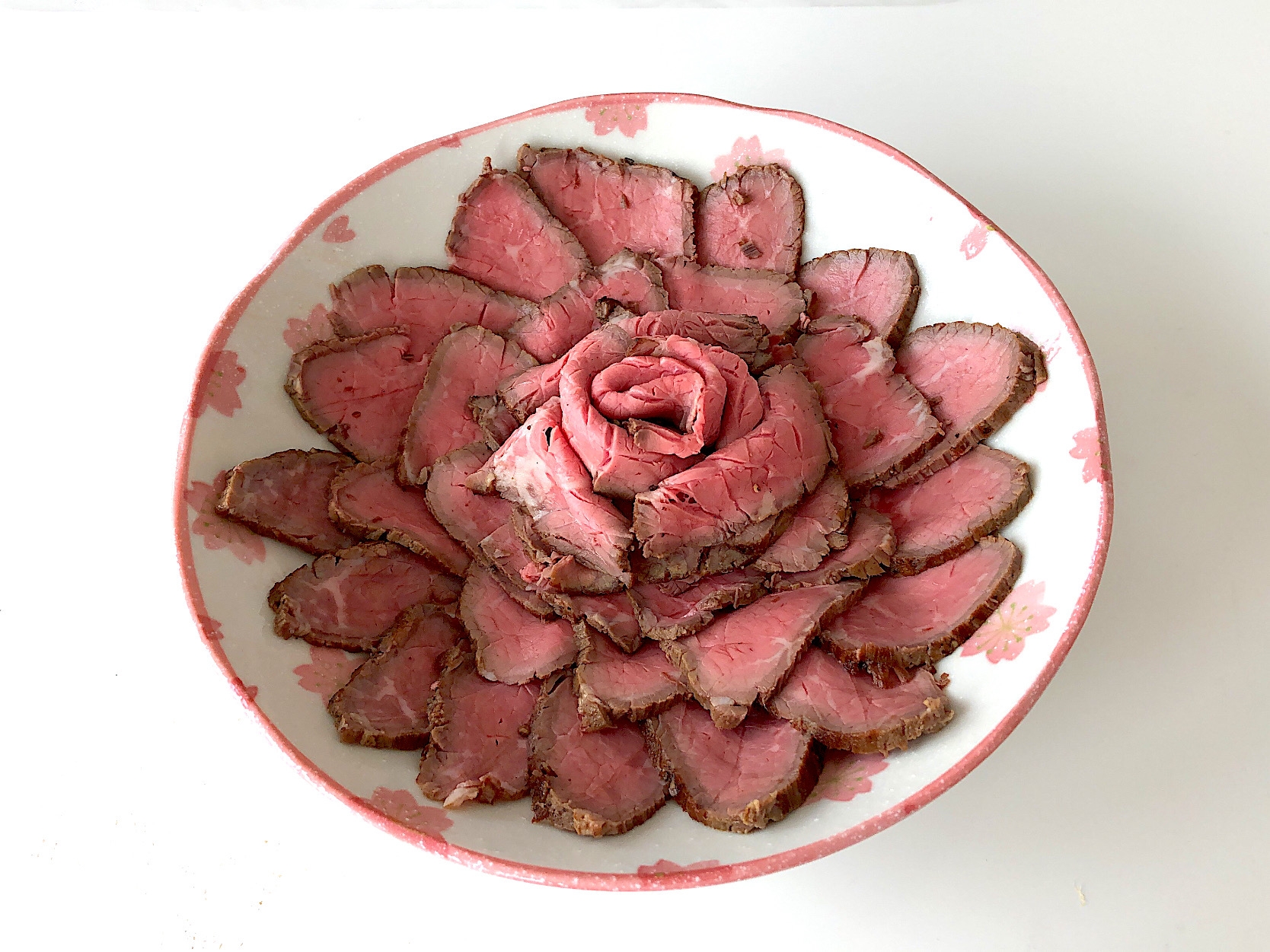 花柄の皿に盛り付けた、フライパンで作るローストビーフ