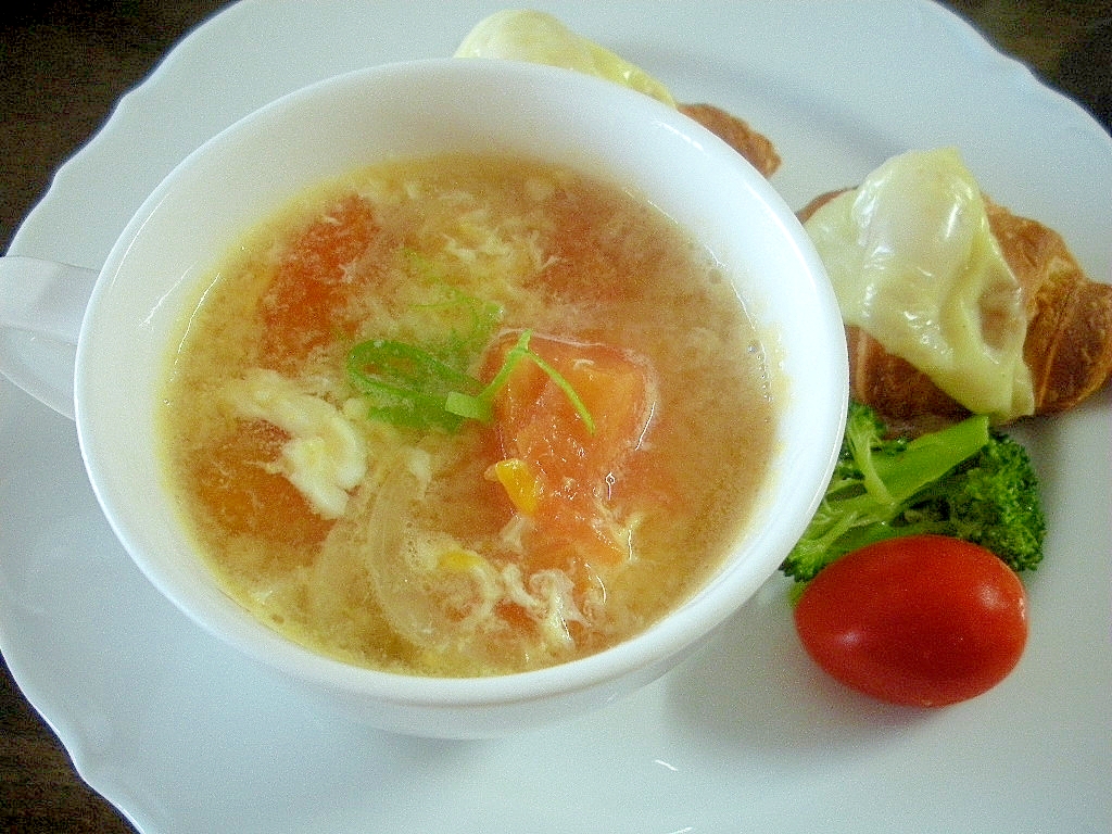 たまごとトマトのスープ＆チーズのせクロワッサン♪