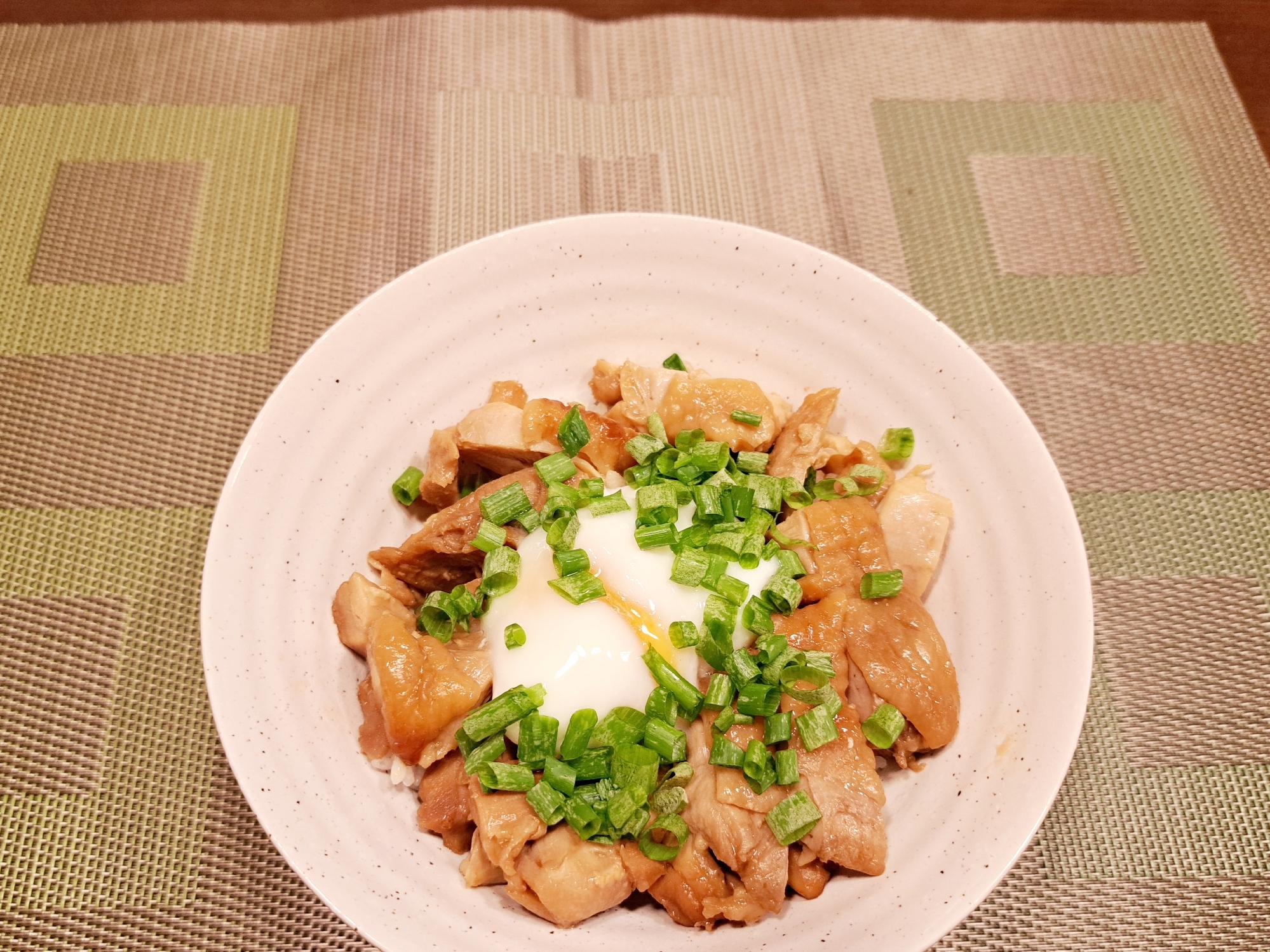 やわらか！鶏もも肉の照り煮丼 温泉卵添え