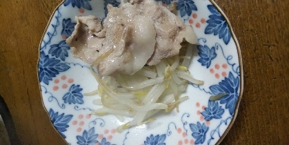 レンジで簡単！豚肉ともやしのホットサラダ