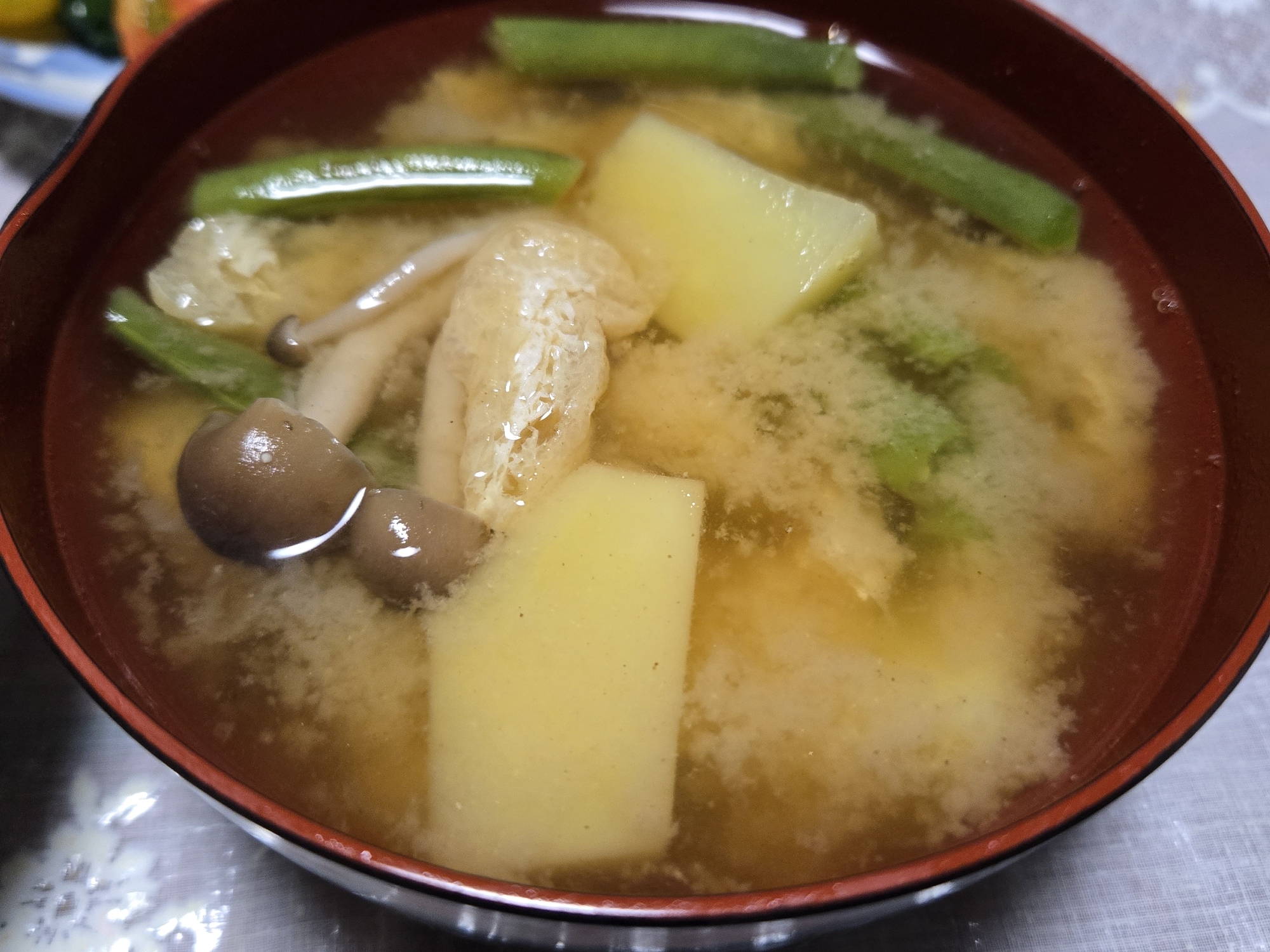 じゃがいも いんげん しめじ 油揚げの味噌汁