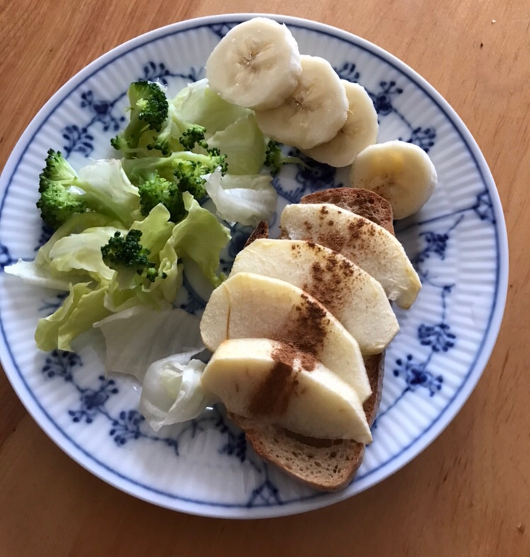 りんごトーストとサラダの朝ごはん